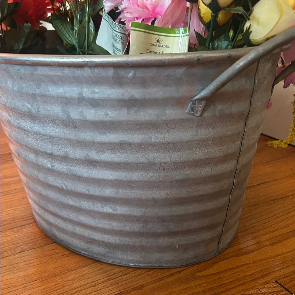 🆕💐Vibrant Floral Arrangement in Gray Metal Planter